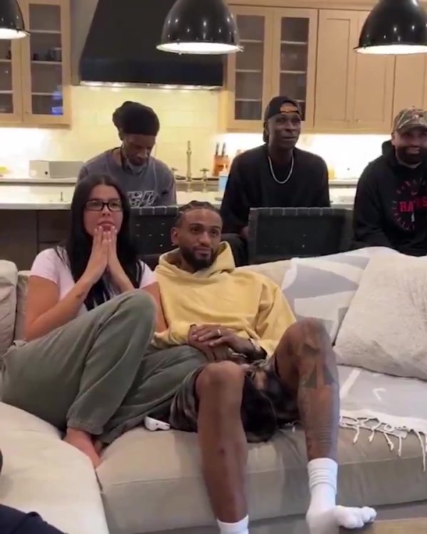 配资世界门户首页 人生赢家！性感貌美女友拥吻沃克欢庆他拿下最快进步球员奖