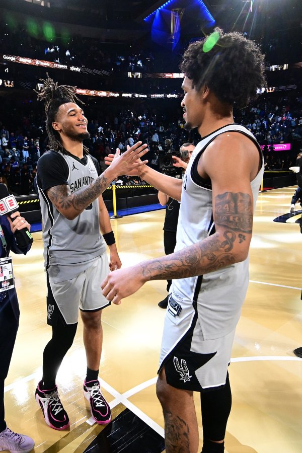 股票配资哪家好 哈珀卡斯尔在21岁或更年轻时季后赛同场25+ 历史第二对&比肩杜威